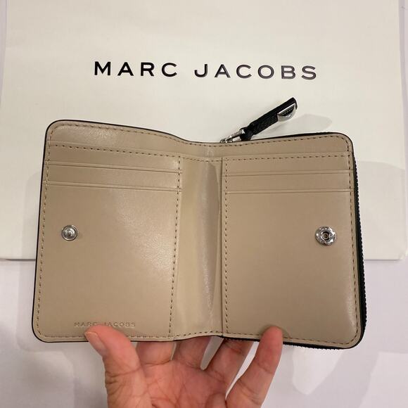 Best Price‼️Marc Jacobs 4F5SMP025S01 Mini Compact Wallet BLACK/WHITE - Picture 3 of 6